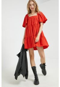 Abercrombie & Fitch sukienka kolor czerwony mini rozkloszowana. Typ kołnierza: dekolt w karo. Kolor: czerwony. Materiał: tkanina. Długość rękawa: krótki rękaw. Długość: mini #1