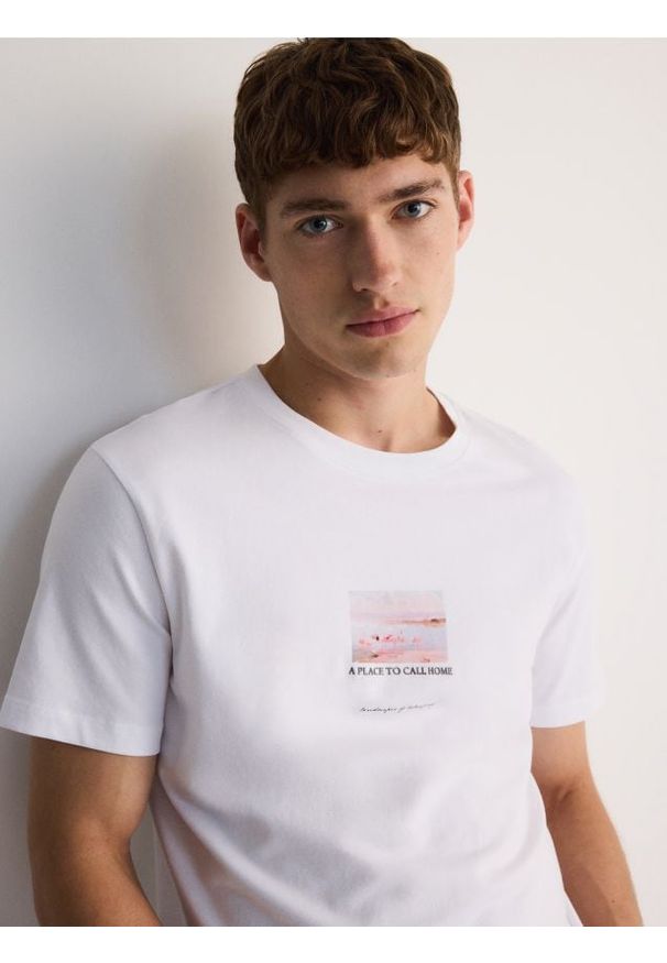 Reserved - T-shirt regular z nadrukiem - biały. Kolor: biały. Materiał: bawełna, dzianina. Wzór: nadruk
