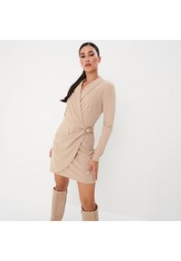 Mohito - Beżowa sukienka mini o kroju marynarki - Beżowy. Kolor: beżowy. Długość: mini