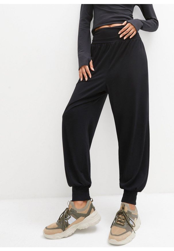 bonprix - Spodnie haremki z silikonowym paskiem w talii. Kolor: czarny. Materiał: materiał