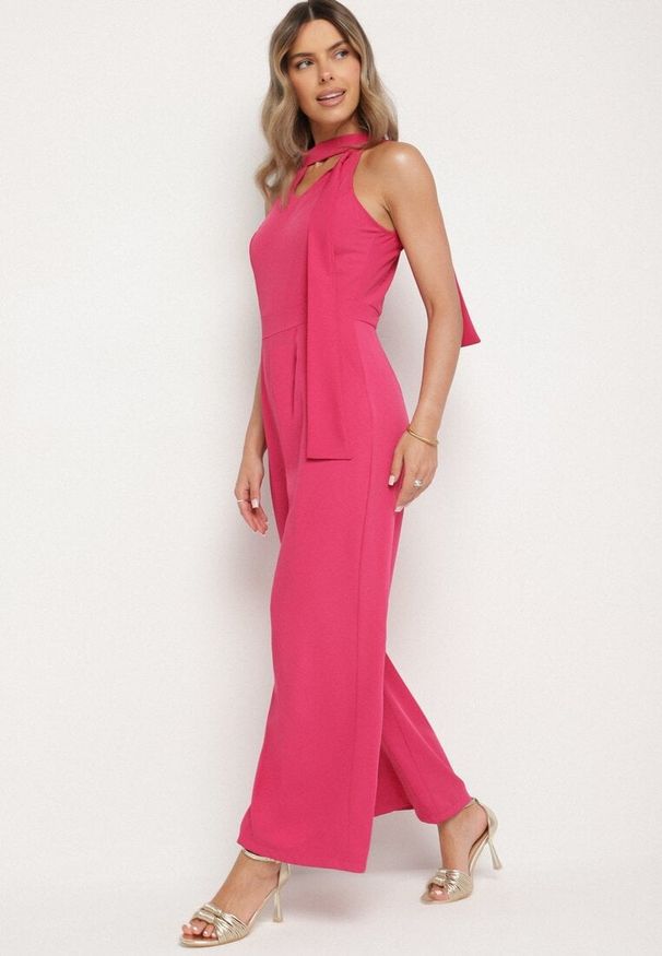 Born2be - Fuksjowy Kombinezon Bez Rękawów z Ozdobnym Wiązaniem i Szerokimi Nogawkami Silarine. Okazja: na co dzień. Kolor: różowy. Materiał: jeans. Długość rękawa: bez rękawów. Styl: klasyczny, casual, elegancki, sportowy