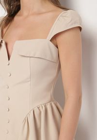 Born2be - Beżowa Rozkloszowana Sukienka z Ozdobnym Dekoltem i Guzikami Salasesia. Okazja: na co dzień. Typ kołnierza: dekolt kwadratowy. Kolor: beżowy. Styl: casual, elegancki #6