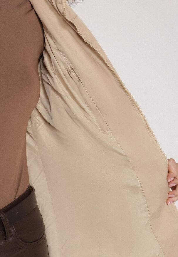 Born2be - Beżowa Długa Kurtka Pikowana z Kapturem z Futerkiem i Paskiem w Talii Avesiia. Okazja: do pracy, na spotkanie biznesowe. Typ kołnierza: kaptur. Kolor: beżowy. Materiał: futro. Długość: długie. Styl: biznesowy