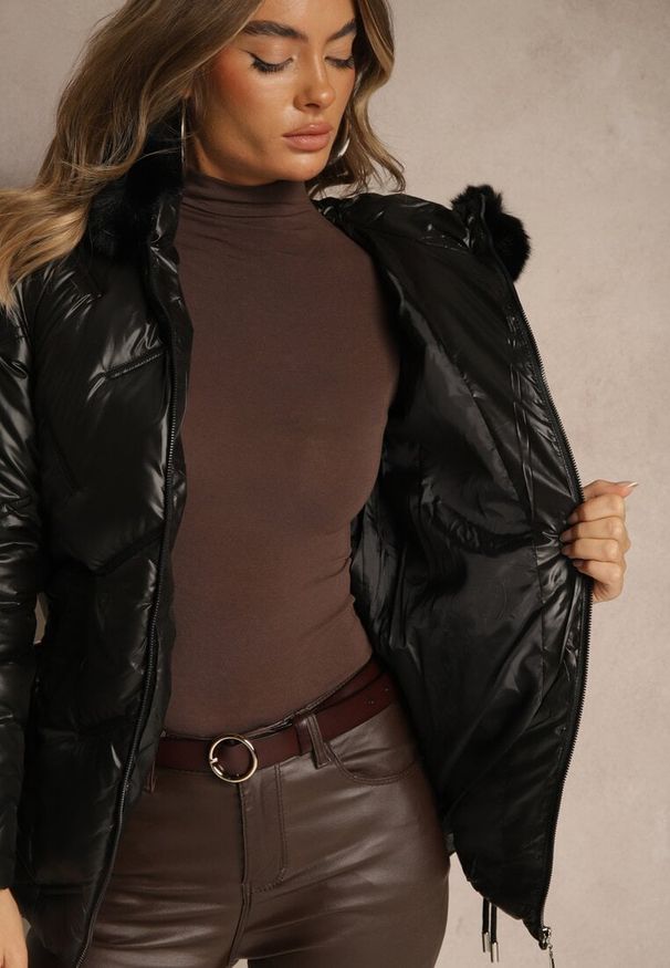 Renee - Czarna Kurtka z Ozdobnym Pikowaniem i Kapturem z Futrem Naliavea. Okazja: na co dzień. Kolor: czarny. Materiał: futro. Styl: casual, elegancki