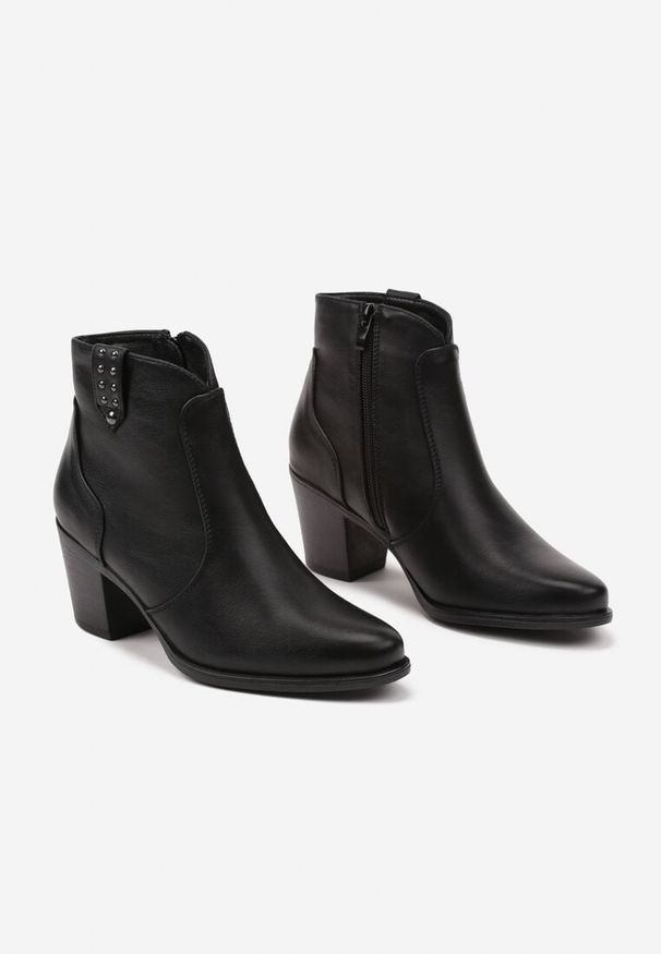 Born2be - Czarne Botki Kowbojki na Obcasie Ozdobione Napami Zinnirae. Okazja: na co dzień. Kolor: czarny. Materiał: skóra, jeans. Wzór: aplikacja. Sezon: zima, jesień. Obcas: na obcasie. Styl: casual, elegancki. Wysokość obcasa: średni