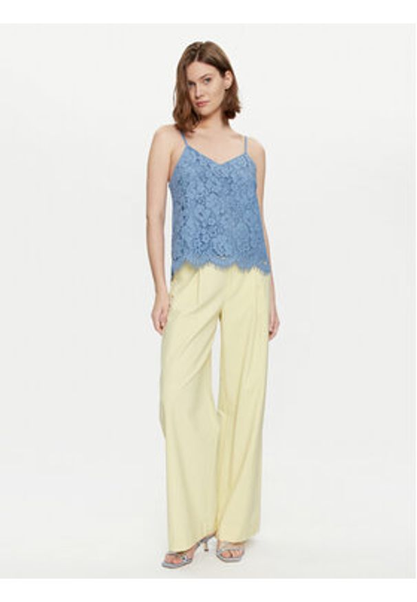 YAS Top Perla 26032812 Niebieski Regular Fit. Kolor: niebieski. Materiał: syntetyk