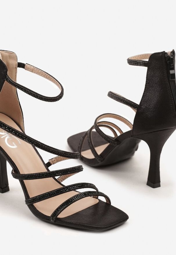 Born2be - Czarne Sandały na Szpilce z Cyrkoniowymi Paskami Irriela. Zapięcie: pasek. Kolor: czarny. Wzór: aplikacja. Obcas: na szpilce. Styl: klasyczny