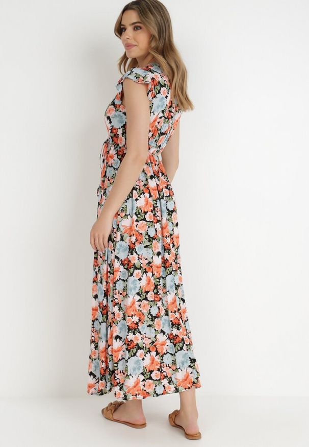 Born2be - Czarno-Niebieska Sukienka Iraris. Typ kołnierza: kołnierz z falbankami. Kolor: niebieski. Materiał: wiskoza, tkanina, materiał. Długość rękawa: bez rękawów. Wzór: kwiaty. Sezon: lato. Typ sukienki: kopertowe. Długość: maxi