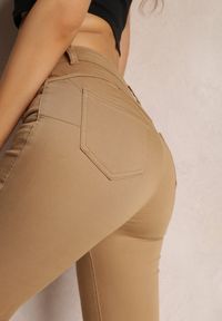 Renee - Beżowe Spodnie Skinny Eulalia. Kolor: beżowy. Materiał: tkanina. Długość: długie. Wzór: gładki. Styl: klasyczny #4