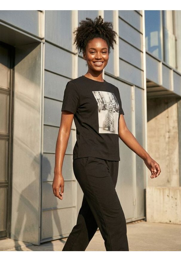 Sinsay - Bawełniana koszulka z nadrukiem - szary. Kolor: szary. Materiał: bawełna. Wzór: nadruk