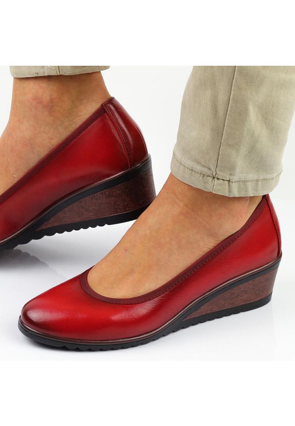 POTOCKI - Bordowe czółenka damskie na koturnie Potocki 10523. Kolor: czerwony. Materiał: skóra. Obcas: na koturnie. Wysokość obcasa: średni