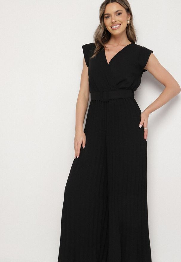 Born2be - Czarny Kombinezon o Kopertowym Kroju z Plisami i Paskiem w Talii Salivania. Okazja: na ślub cywilny, na imprezę, na wesele, na studniówkę. Kolor: czarny. Styl: klasyczny, elegancki