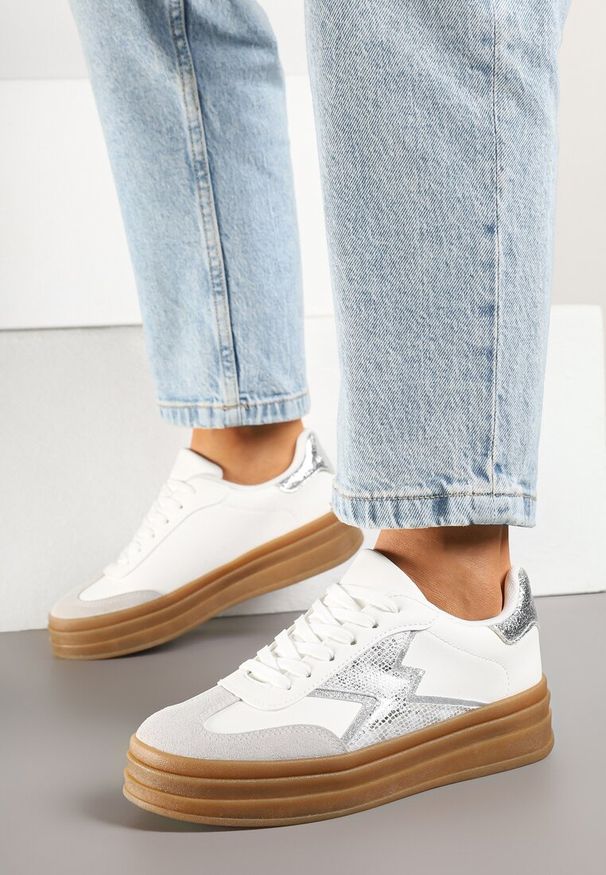 Renee - Srebrno-Białe Sneakersy w Stylu Tenisówek Ozdobione Geometrycznym Wzorem Tolivanna. Okazja: na co dzień. Zapięcie: sznurówki. Kolor: srebrny. Materiał: jeans. Wzór: geometria, aplikacja
