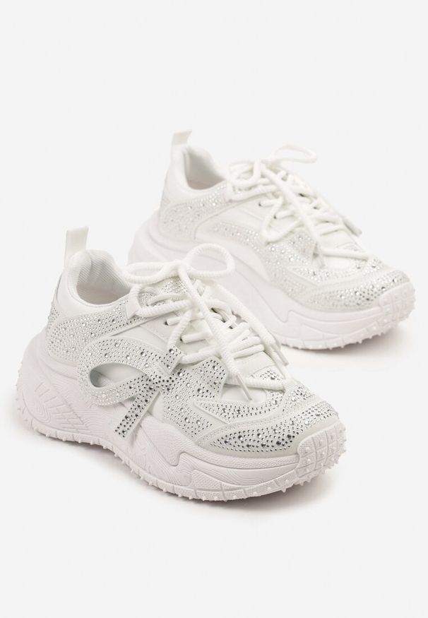 Born2be - Białe Sneakersy Ozdobione Drobnymi Cyrkoniami Sorisa. Okazja: na co dzień, na imprezę. Kolor: biały. Materiał: jeans. Wzór: aplikacja. Obcas: na obcasie. Wysokość obcasa: niski