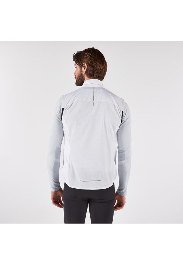 KIPRUN - Kamizelka do biegania męska Kiprun Run 500. Kolor: biały. Materiał: poliester, materiał, elastan. Długość rękawa: bez rękawów. Sport: bieganie