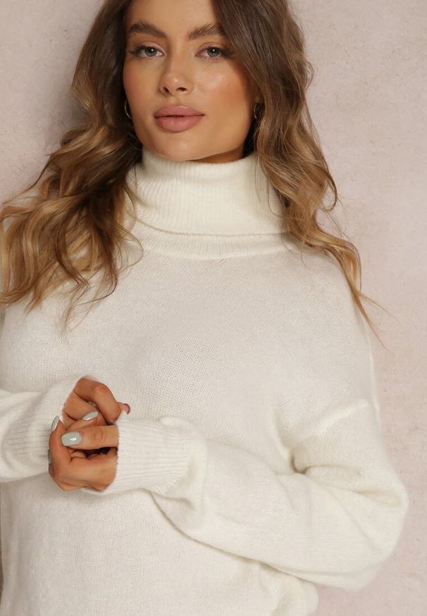 Renee - Biała Sukienka Wełniana Oversize z Golfem Revite. Okazja: na co dzień. Typ kołnierza: golf. Kolor: biały. Materiał: wełna. Długość rękawa: długi rękaw. Sezon: zima, jesień. Typ sukienki: oversize. Styl: klasyczny, elegancki, casual
