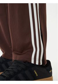Adidas - adidas Spodnie dresowe adicolor Classics Firebird KA0482 Brązowy Regular Fit. Kolor: brązowy. Materiał: syntetyk #5