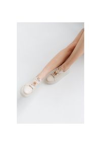 CheBello - Beżowe Modne Sneakersy Chebello Z Ozdobami. Okazja: na co dzień. Kolor: beżowy. Materiał: jeans, materiał. Wzór: aplikacja. Obcas: na platformie #10