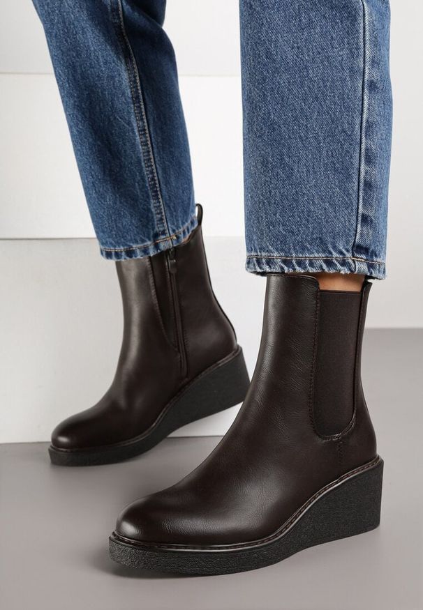 Born2be - Brązowe Botki Sztyblety na Koturnie Fesirea. Okazja: na co dzień. Kolor: brązowy. Materiał: jeans. Obcas: na koturnie. Styl: wizytowy, casual, elegancki