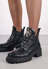 Born2be - Czarne Botki Typu Workery z Cyrkoniową Ozdobą Idolle. Okazja: na co dzień. Kolor: czarny. Materiał: jeans, skóra. Wzór: aplikacja. Styl: casual #3