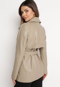 Born2be - Beżowy Dwurzędowy Płaszcz z Imitacji Skóry Kurtka Wiązana w Talii Lepari. Okazja: na co dzień. Kolor: beżowy. Materiał: skóra. Wzór: aplikacja. Sezon: jesień, wiosna. Styl: klasyczny, casual, elegancki #5