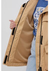 Levi's® - Levi's kurtka damska kolor beżowy przejściowa oversize. Okazja: na spotkanie biznesowe. Kolor: beżowy. Materiał: materiał. Wzór: gładki, aplikacja. Styl: biznesowy #4