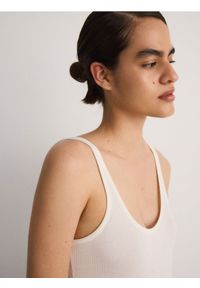 Reserved - Top na ramiączkach z wiskozy - kremowy. Kolor: kremowy. Materiał: wiskoza. Długość rękawa: na ramiączkach #1