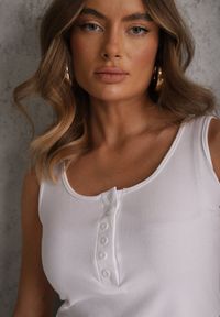 Renee - Biały Bawełniany Tank Top w Prążki z Ozdobnymi Guziczkami Bernissa. Okazja: na co dzień, na imprezę. Kolor: biały. Materiał: bawełna. Wzór: prążki. Styl: casual #6