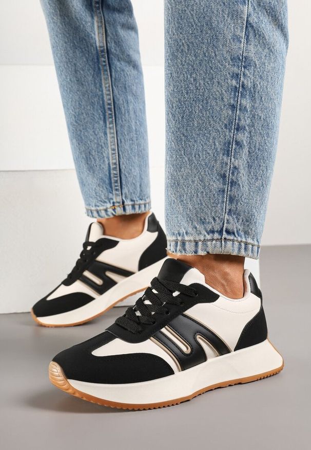 Renee - Czarne Sneakersy Ozdobione Geometrycznym Motywem Dalvisa. Okazja: na co dzień. Zapięcie: sznurówki. Kolor: czarny. Wzór: aplikacja, geometria. Obcas: na płaskiej podeszwie