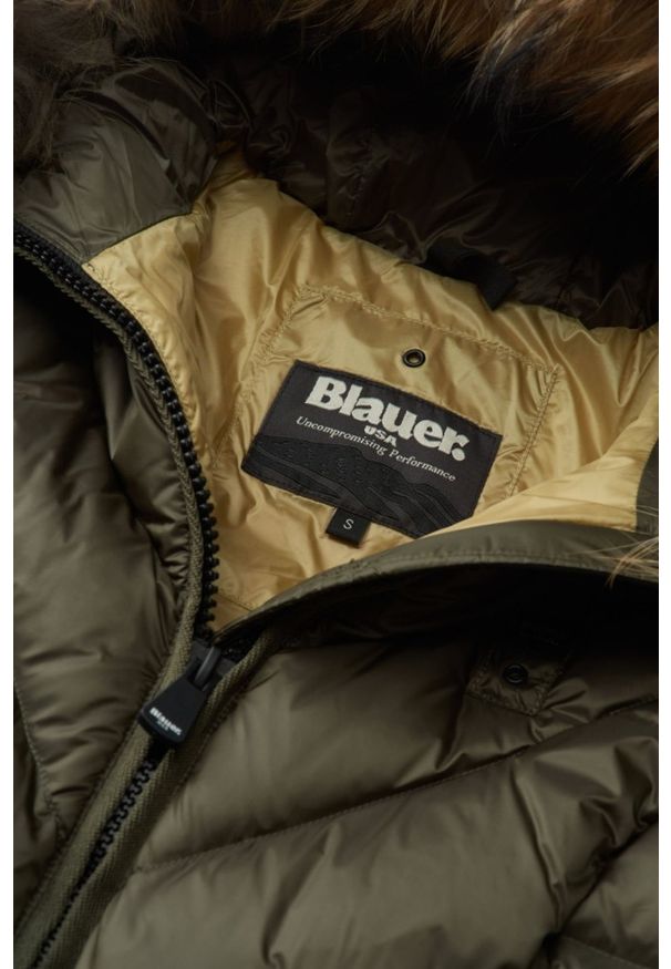 Blauer USA - BLAUER Zielona damska kurtka Althea Raincoat Long Jackets. Kolor: zielony. Materiał: materiał, puch. Długość rękawa: długi rękaw. Długość: długie