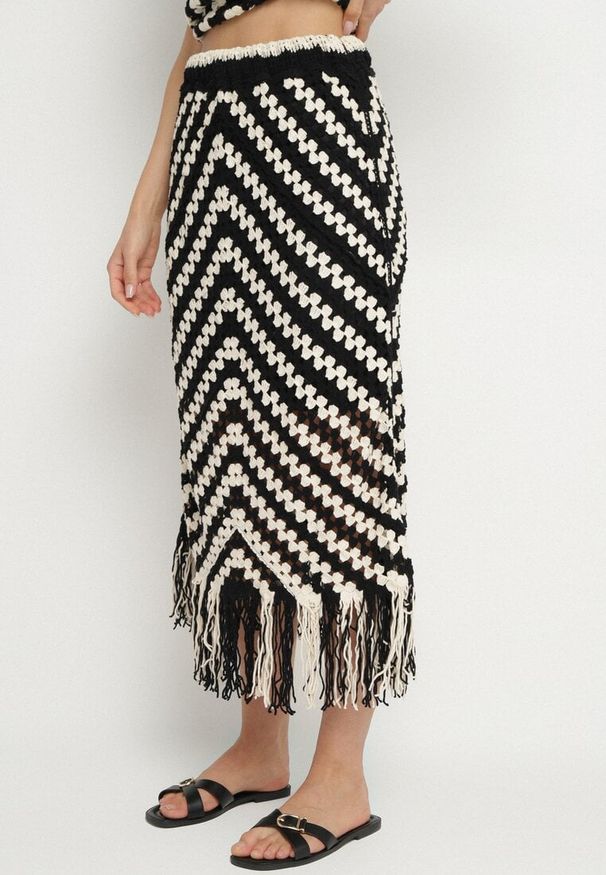 Born2be - Czarna Ołówkowa Spódnica z Bawełną z Frędzlami Zimarelle. Okazja: na co dzień. Kolor: czarny. Materiał: bawełna. Styl: elegancki, casual