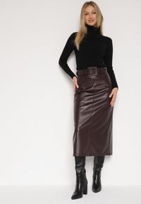 Born2be - Bordowa Spódnica Ołówkowa z Imitacji Skóry z Paskiem z Dużą Klamrą Rewedia. Okazja: na spotkanie biznesowe, do pracy, na co dzień. Kolor: czerwony. Materiał: skóra. Styl: casual, klasyczny, biznesowy #7