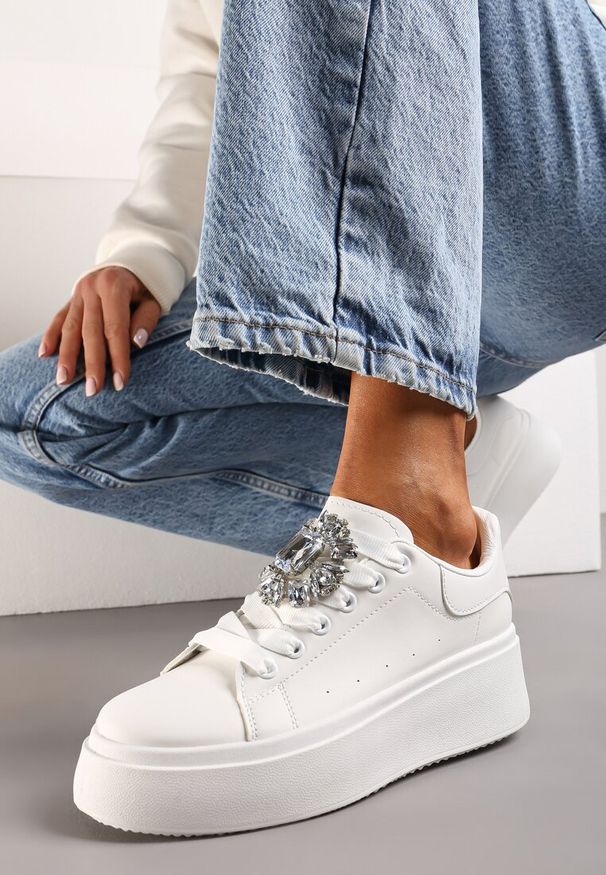 Born2be - Białe Sneakersy na Platformie z Perforacją i Ozdobnym Kamieniem Dilhela. Okazja: na co dzień. Kolor: biały. Materiał: jeans. Obcas: na platformie