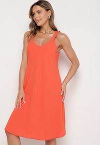 Born2be - Czerwona Sukienka z Wiskozy o Trapezowym Kroju na Ramiączkach Folindea. Okazja: na spacer, na co dzień. Typ kołnierza: dekolt w serek. Kolor: czerwony. Materiał: wiskoza. Długość rękawa: na ramiączkach. Typ sukienki: trapezowe. Styl: casual, klasyczny #5