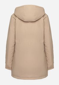 Born2be - Ciemnobeżowa Kurtka Parka z Kapturem i Kieszeniami Ściągana w Pasie Omeina. Okazja: na co dzień. Typ kołnierza: kaptur. Kolor: beżowy. Materiał: jeans. Styl: casual, elegancki #7
