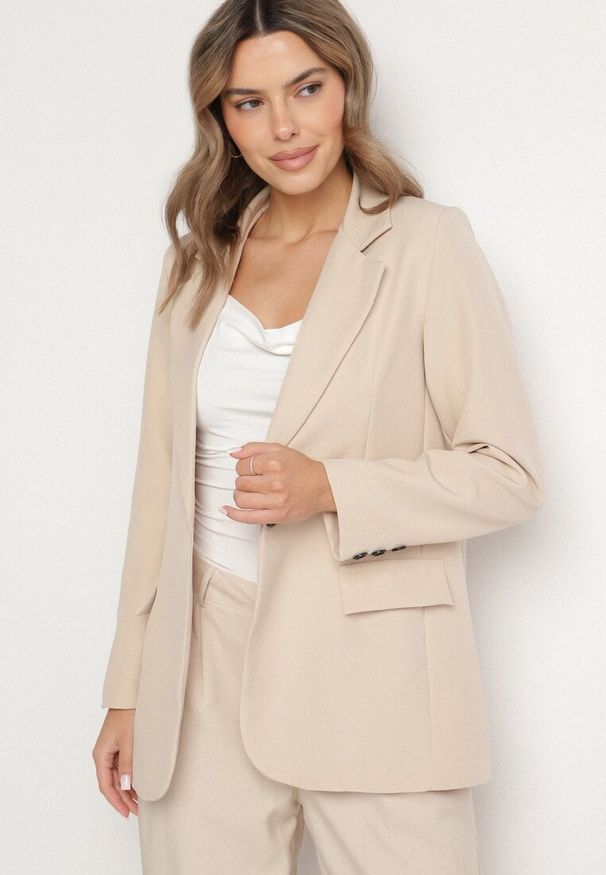 Born2be - Beżowa Klasyczna Marynarka o Jednorzędowym Kroju z Imitacją Kieszeni Felzeri. Okazja: na co dzień. Kolor: beżowy. Materiał: jeans. Sezon: lato, wiosna. Styl: klasyczny
