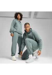 Puma - Spodnie dresowe unisex Essentials Elevated PUMA Green Moon. Kolor: zielony. Materiał: dresówka. Sport: turystyka piesza