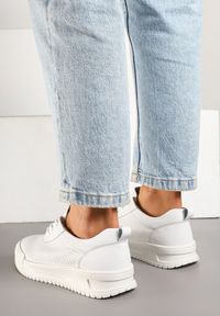 Born2be - Białe Sneakersy Skórzane z Perforowaną Cholewką Tiravis. Okazja: na co dzień. Kolor: biały. Materiał: skóra. Szerokość cholewki: normalna. Wzór: aplikacja #4