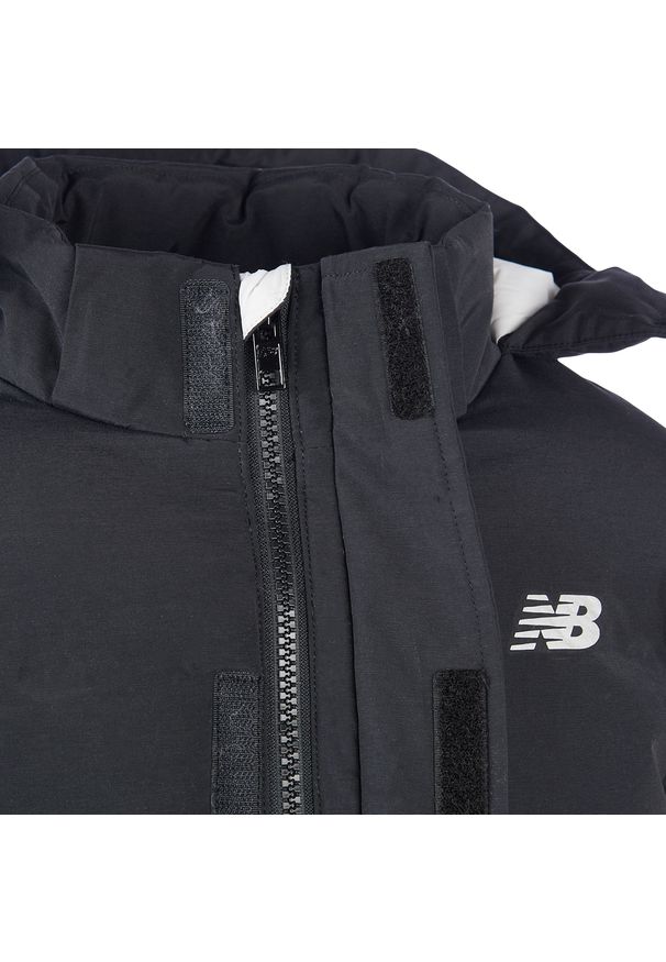 Kurtka dziecięca New Balance LAKB0287BK – czarna. Kolor: niebieski. Materiał: materiał, bawełna, nylon, poliester. Wzór: aplikacja. Sezon: zima
