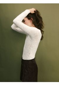 Reserved - Koronkowe body z długimi rękawami - złamana biel. Materiał: koronka. Długość rękawa: długi rękaw. Długość: długie