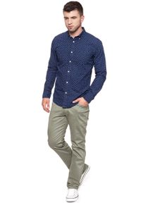 Wrangler - KOSZULA WRANGLER 1PKT BUTTON DOWN SHI DARK INDIGO W5931LH1E. Typ kołnierza: button down