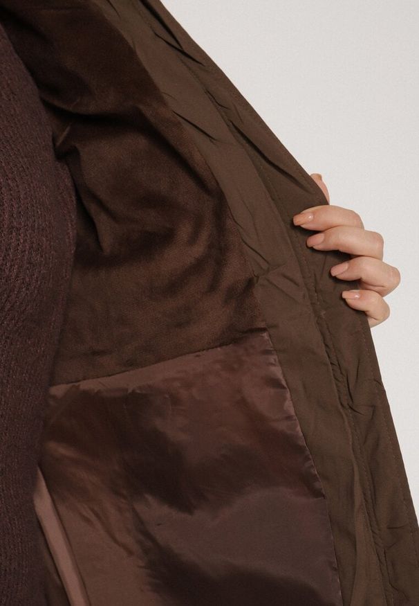 Born2be - Brązowa Pikowana Kurtka Zimowa z Kapturem i Futrem z Możliwością Odpięcia Fedrika. Okazja: na co dzień. Typ kołnierza: kaptur. Kolekcja: plus size. Kolor: brązowy. Materiał: futro. Sezon: zima. Styl: casual