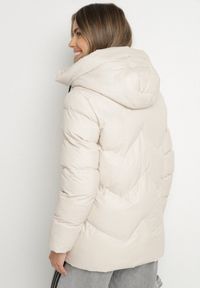 Born2be - Ciemnobeżowa Pikowana Kurtka z Kapturem Ozdobiona Sznurkami Olittia. Okazja: na co dzień. Typ kołnierza: kaptur. Kolor: beżowy. Materiał: jeans. Wzór: aplikacja. Styl: casual #6