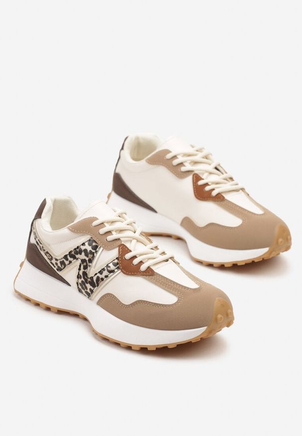Born2be - Panterkowe Sneakersy z Ozdobnym Bieżnikiem Welorea. Okazja: na co dzień. Materiał: jeans