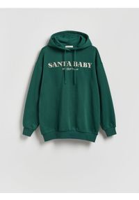 Reserved - Bluza ze świątcznym napisem - ciemnozielony. Kolor: zielony. Materiał: dzianina, bawełna. Wzór: napisy #1