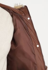 Born2be - Brązowa Pikowana Kurtka z Kapturem z Futerkiem Oliresa. Okazja: na co dzień. Typ kołnierza: kaptur. Kolor: brązowy. Materiał: futro. Styl: casual, sportowy #4