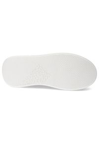 Białe Sneakersy Carinii Modne Obuwie Damskie Z Broszką. Okazja: na spacer. Kolor: biały. Materiał: materiał. Sport: turystyka piesza