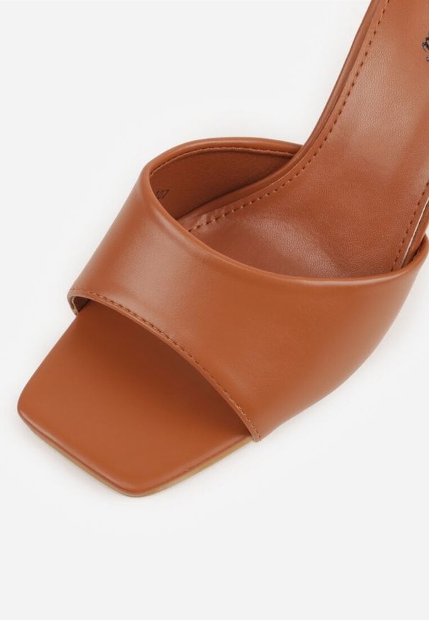 Renee - Brązowe Klapki na Szpilce Ozdobione Kwadratowym Noskiem Eudanassa. Okazja: na co dzień. Kolor: brązowy. Materiał: jeans. Wzór: aplikacja. Sezon: lato. Obcas: na szpilce. Styl: casual