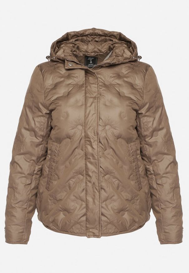 Born2be - Brązowa Pikowana Kurtka Przejściowa z Kapturem Arivitte. Okazja: na co dzień. Typ kołnierza: kaptur. Kolekcja: plus size. Kolor: brązowy. Materiał: jeans. Styl: casual, elegancki