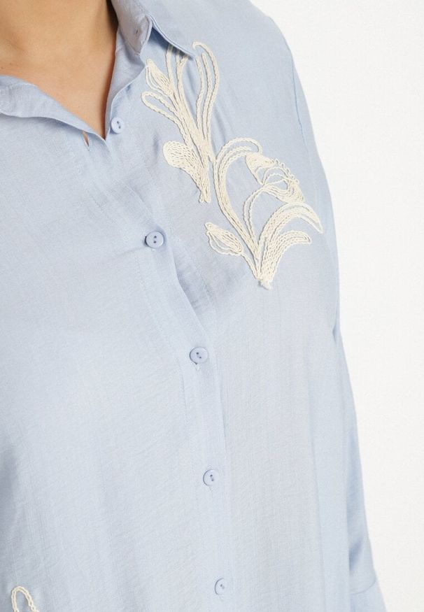 Born2be - Jasnoniebieska Koszulowa Sukienka z Wiskozy Zdobiona Kwiatowym Haftem Nalilsa. Okazja: na co dzień. Typ kołnierza: kołnierzyk klasyczny. Kolekcja: plus size. Kolor: niebieski. Materiał: wiskoza. Wzór: kwiaty, aplikacja, haft. Typ sukienki: koszulowe. Styl: elegancki, klasyczny, casual